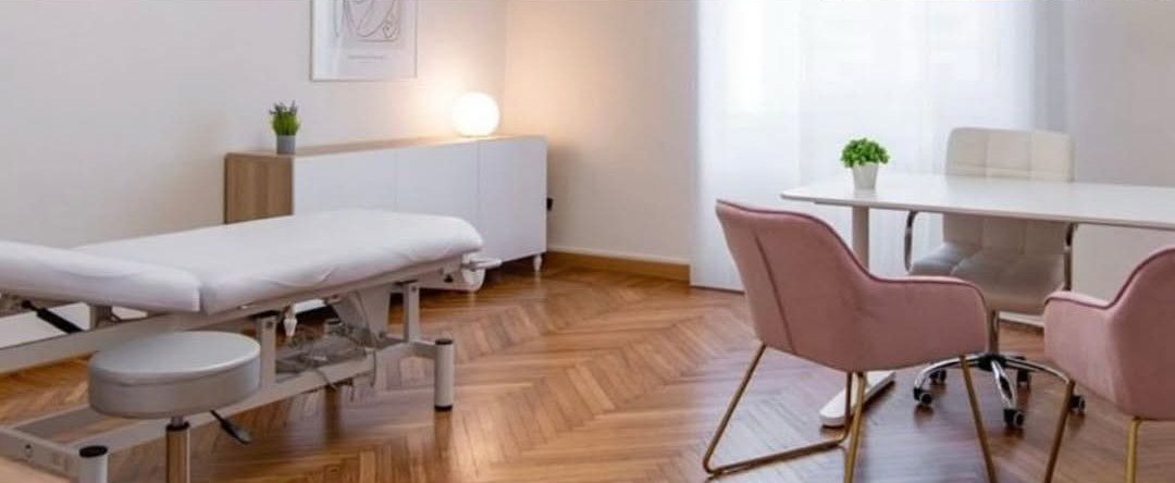 Sala trattamenti con lettino e tavolo per il consulto