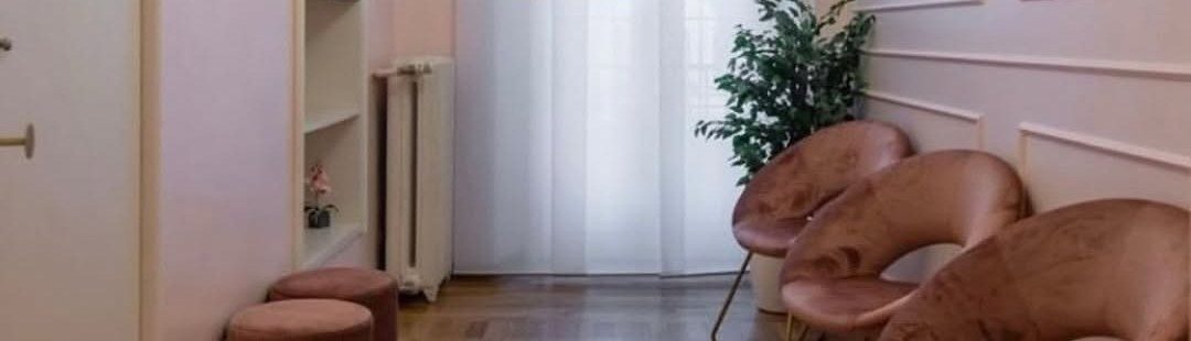 Sala d'attesa con poltroncine in velluto